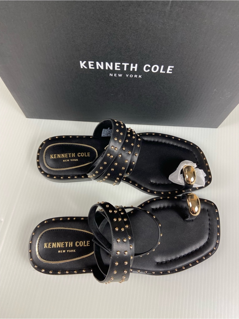 NIB Kenneth Cole New York “Ravenn” Black Studded Toe Ring Flat Sandals Size 8